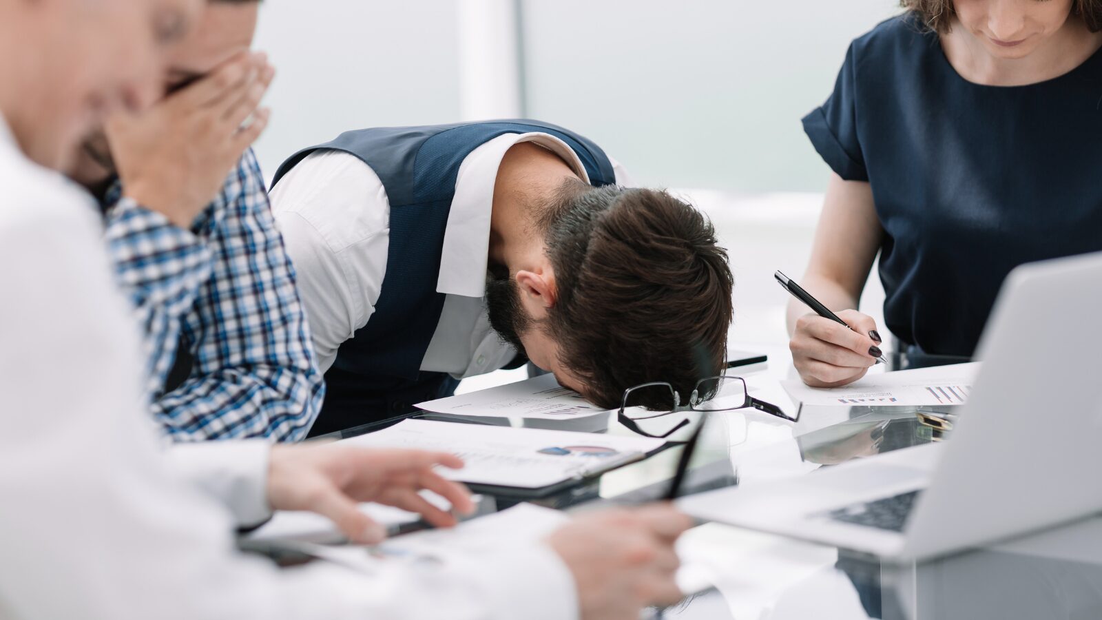 Mitarbeiter am Schreibtisch - "Effizientes Arbeiten im Büro